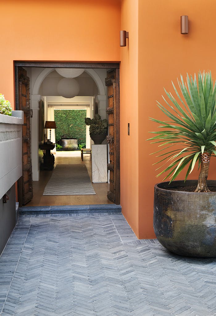 FLOOR COBBLESTONES UNIFORM-LOOSE-COBBLES PANTERA-COBBLES GALLERY-IMAGES Pantera-Cobbles-Gallery-Images-700x1025