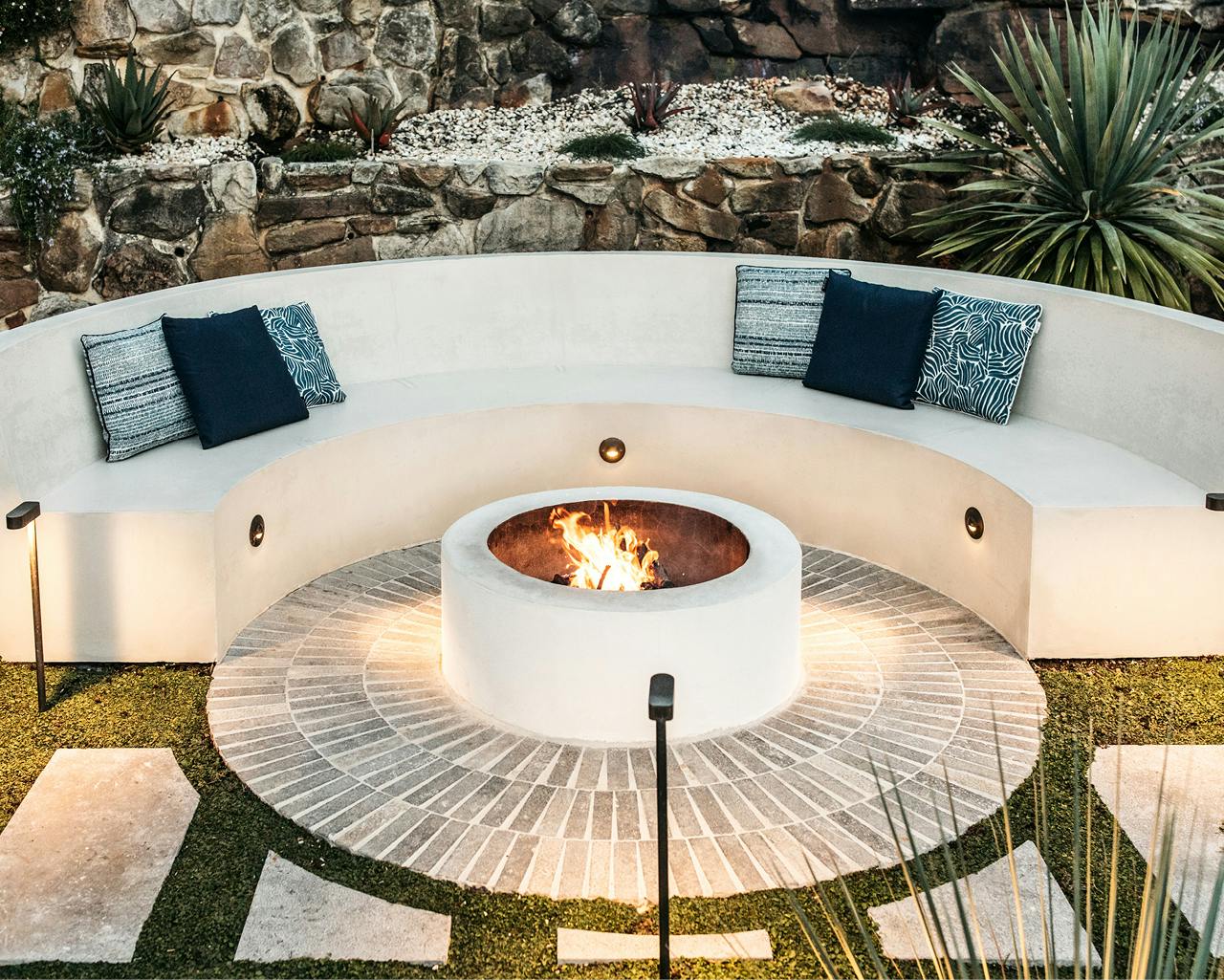 FLOOR COBBLESTONES UNIFORM-LOOSE-COBBLES PLATINA-COBBLES GALLERY-IMAGES platina-cobbles-gallery-images-700x1025