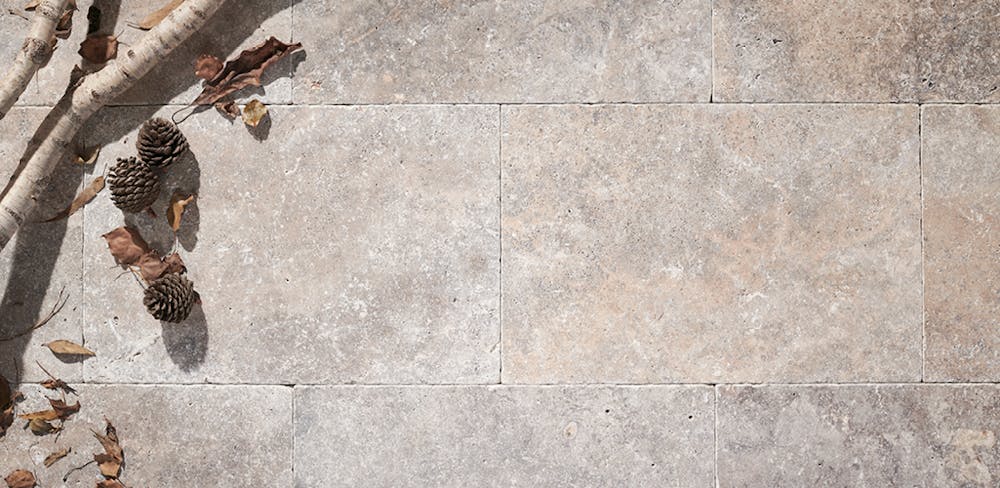 FLOOR NATURAL-STONE TRAVERTINE PREMIUM-SILVER Premium-Silver-Travertine-1025x500